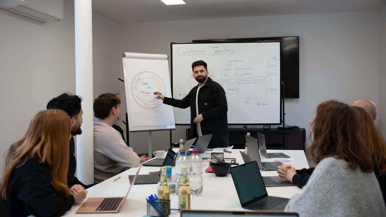 Deniz Sirmasac bei der Arbeit im Team